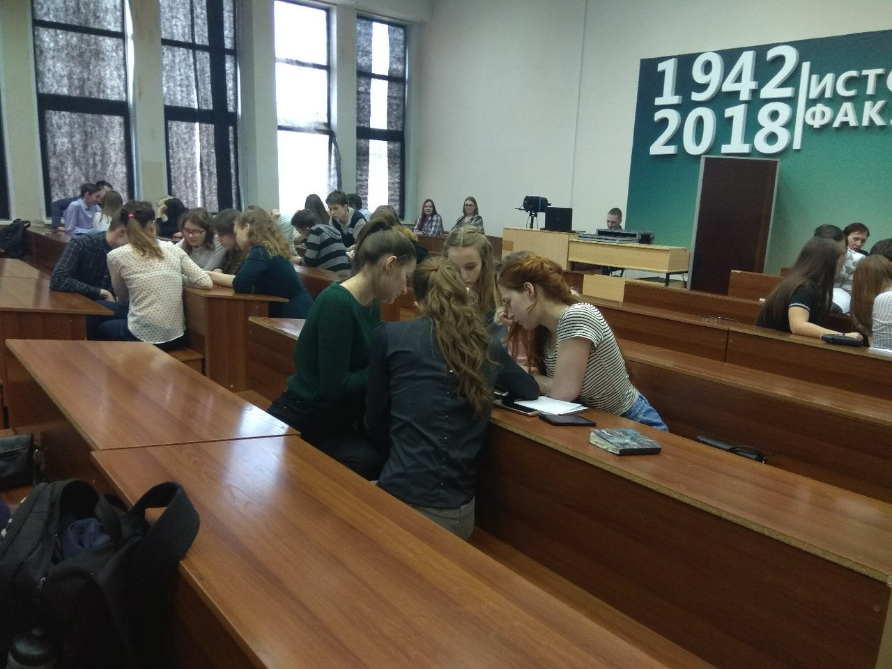 Красноярский государственный университет факультеты. Абитуриенты КГПУ Астафьева. Юбилей КГПУ имени Астафьева. Фото истфак КГПУ на взлетки.