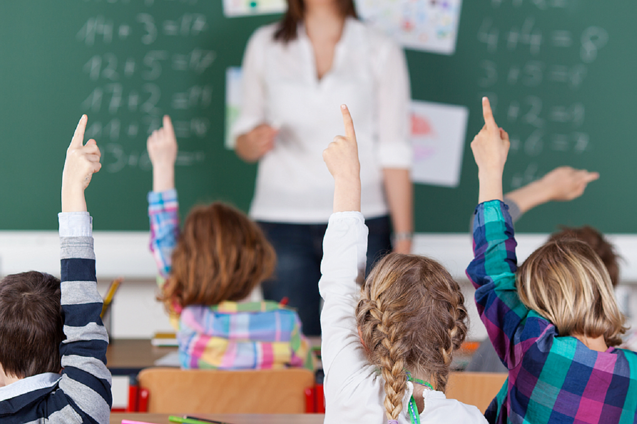 Начальное преподавания. Учитель в школе. Преподавание в начальных классах. Учитель и дети. Ученики в школе.